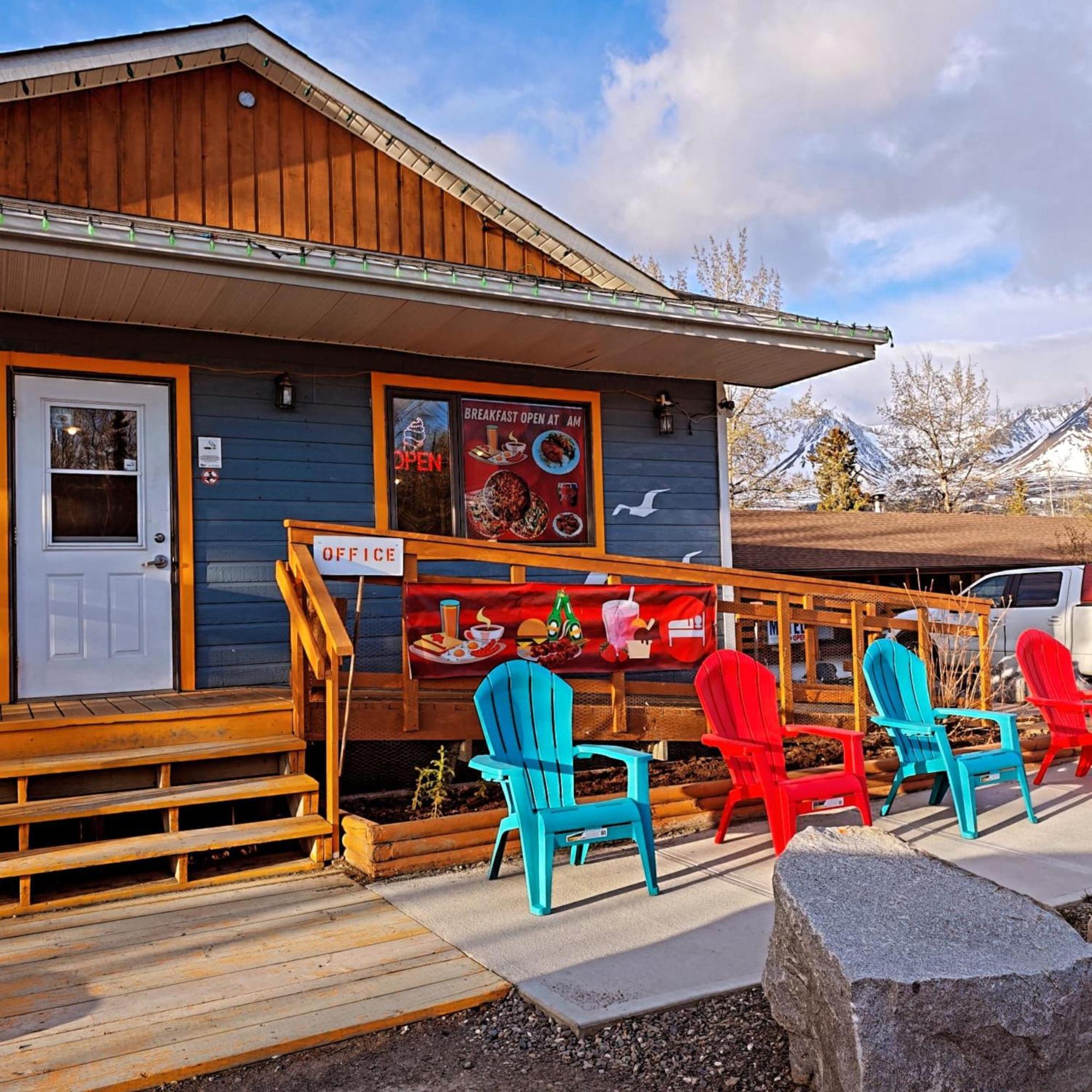 Cozy Corner Motel & Restaurant Haines Junction Ngoại thất bức ảnh